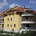 房屋的配色，和藍天白雲，真的有巴爾幹風情