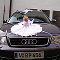 可愛的小娃兒在結婚禮車上