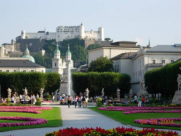 真善美場景Mirabell Gardens，與Salzburg castle