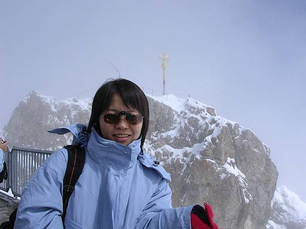 我在楚格峰上，後面金色的是最高峰的標示