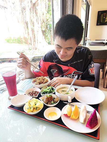 【花蓮吉安】金澤居民宿鄰近綠色隧道的田園風情綠建築x親子民