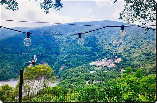 走訪【高雄茂林】《萬山部落》:在岩雕、石板屋與工寮廚房之間探 走訪【高雄茂林】《萬山部落》:在岩雕、石板屋與工寮廚房之間探