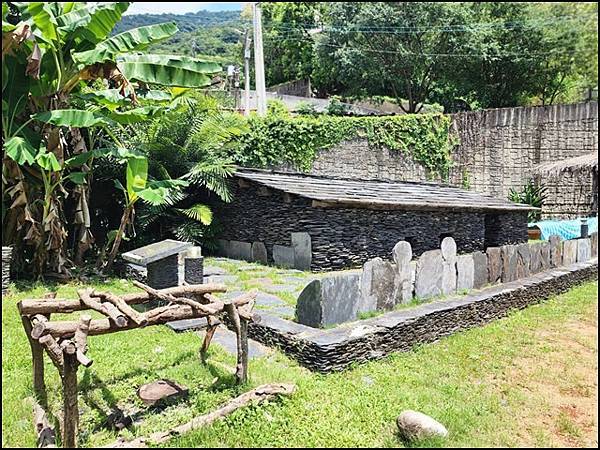 走訪【高雄茂林】《萬山部落》:在岩雕、石板屋與工寮廚房之間探 走訪【高雄茂林】《萬山部落》:在岩雕、石板屋與工寮廚房之間探