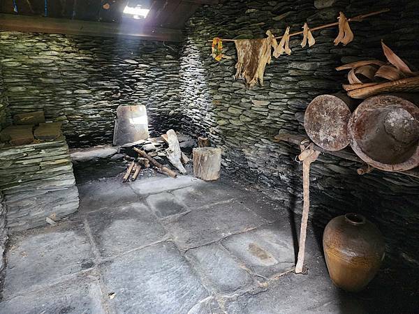 走訪【高雄茂林】《萬山部落》:在岩雕、石板屋與工寮廚房之間探 走訪【高雄茂林】《萬山部落》:在岩雕、石板屋與工寮廚房之間探