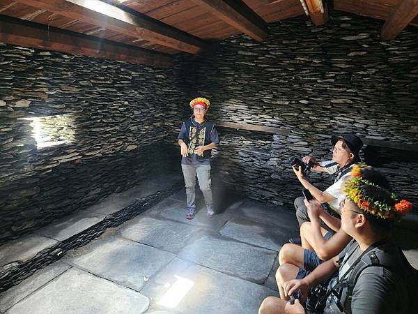 走訪【高雄茂林】《萬山部落》:在岩雕、石板屋與工寮廚房之間探 走訪【高雄茂林】《萬山部落》:在岩雕、石板屋與工寮廚房之間探