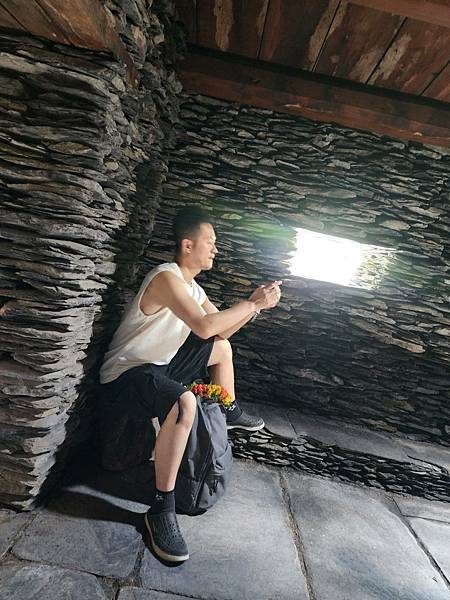 走訪【高雄茂林】《萬山部落》:在岩雕、石板屋與工寮廚房之間探 走訪【高雄茂林】《萬山部落》:在岩雕、石板屋與工寮廚房之間探