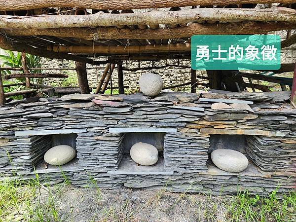 走訪【高雄茂林】《萬山部落》:在岩雕、石板屋與工寮廚房之間探 走訪【高雄茂林】《萬山部落》:在岩雕、石板屋與工寮廚房之間探