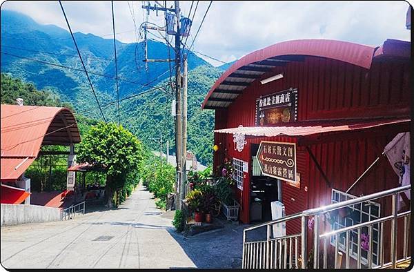 走訪【高雄茂林】《萬山部落》:在岩雕、石板屋與工寮廚房之間探 走訪【高雄茂林】《萬山部落》:在岩雕、石板屋與工寮廚房之間探