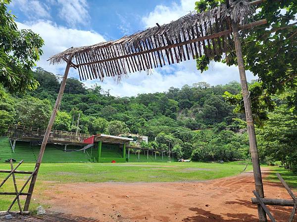 走訪【高雄茂林】《萬山部落》:在岩雕、石板屋與工寮廚房之間探 走訪【高雄茂林】《萬山部落》:在岩雕、石板屋與工寮廚房之間探