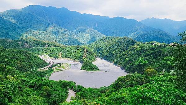 走訪【高雄茂林】《萬山部落》:在岩雕、石板屋與工寮廚房之間探 走訪【高雄茂林】《萬山部落》:在岩雕、石板屋與工寮廚房之間探