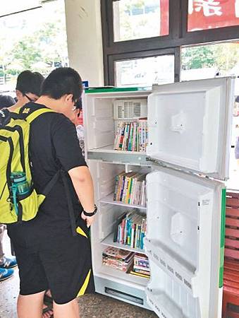 廢棄冰箱回收再利用 變行動書櫃1.jpg 廢棄冰箱回收再利用 變行動書櫃1.jpg