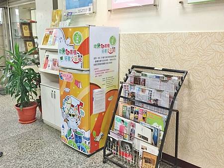廢棄冰箱回收再利用 變行動書櫃2.jpg 廢棄冰箱回收再利用 變行動書櫃2.jpg