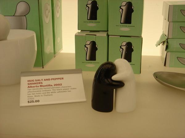 MOMA Design Store，擁抱小人胡椒罐與鹽罐