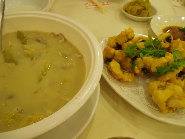 酸菜肚片湯噴香濃郁，胡椒味重，和台式的很不同，我喝了五碗