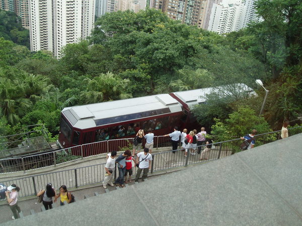 山頂的纜車，來往中環花園道和太平山頂