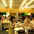 Tokyo Midtown一樓有個開放式教學廚房，裡面充滿正在學烹飪的年輕單身女郎和少婦