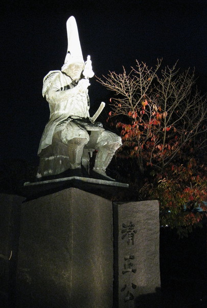 吃完拉麵已經入夜，散步至日本三大名城之一的熊本城看夜景。圖為戰國時代熊本城主加藤清正的塑像