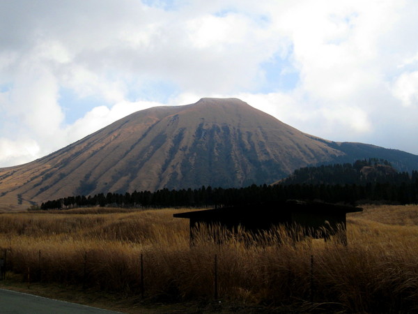 傳說中的阿蘇火山，因為太冷，我們沒有搭纜車上去