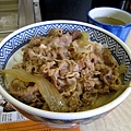 牛丼沒有印象中美味。在日本吃吉野家，容易萌生窮人的自憐情緒