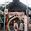 波除神社正殿前的「茅之輪」，繞三圈可消災解厄