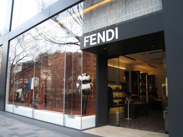 CELINE旁邊是FENDI