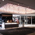 表參道Hills購物中心的大廳，水晶燈閃亮亮