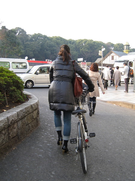 日本女生很神，穿高跟鞋照騎腳踏車