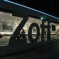 原宿的Zoff是家眼鏡店+咖啡店的複合式商店