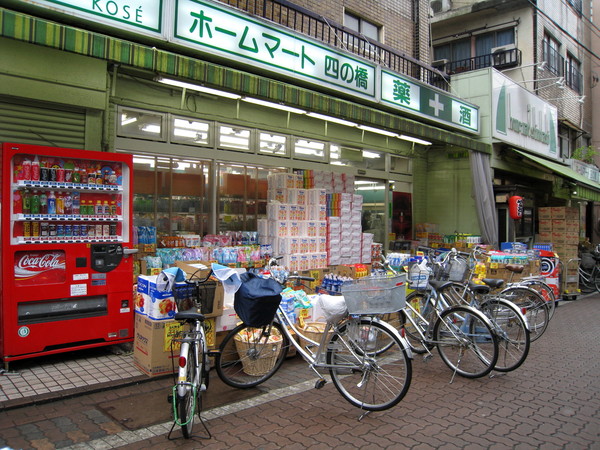 外面停滿顧客腳踏車的藥粧店