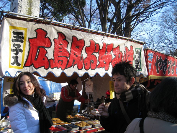 幸好神社前大道兩旁有數百家小販湊熱鬧，不會無聊