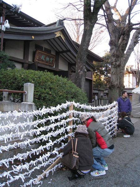 要將籤結在神社或帶回家，其實並沒有硬性規定