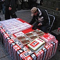 神社門口販賣「家庭曆、高島曆、九星本曆」的攤位