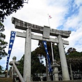 走過小橋，是出水神社低調的灰色鳥居