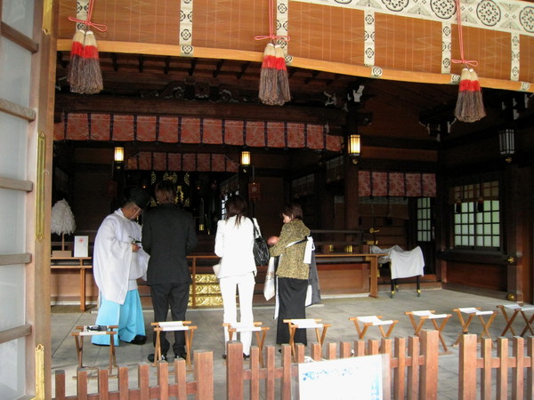 神社內的住持（法師？），為信眾舉行消災祈福法事