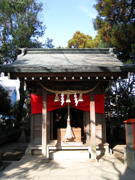 穿過橘色鳥居就看到稻荷神社，很像台灣鄉下隨處可見的土地公廟