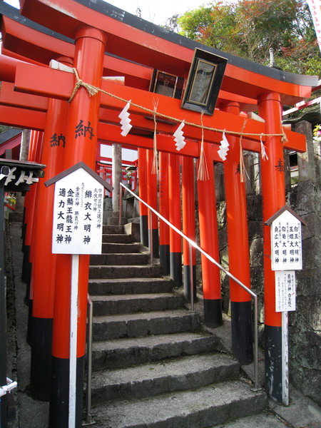 拾級而上，又見稻荷神社常見的層層橘色鳥居