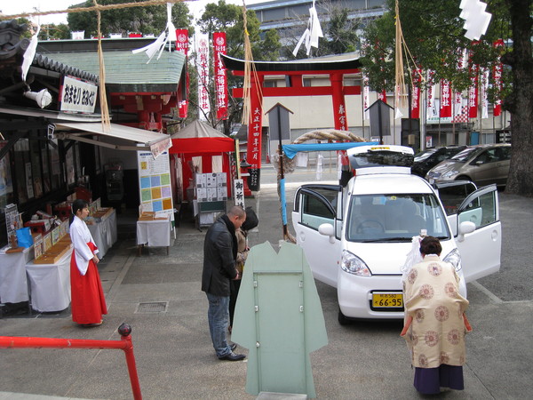 奇異的場景：大家都對一輛白色小轎車鞠躬