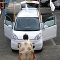 原來是車主請神社的女祭司（？）為新車祈福開運