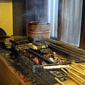 鰻魚在古色古香的炭火爐上燒烤