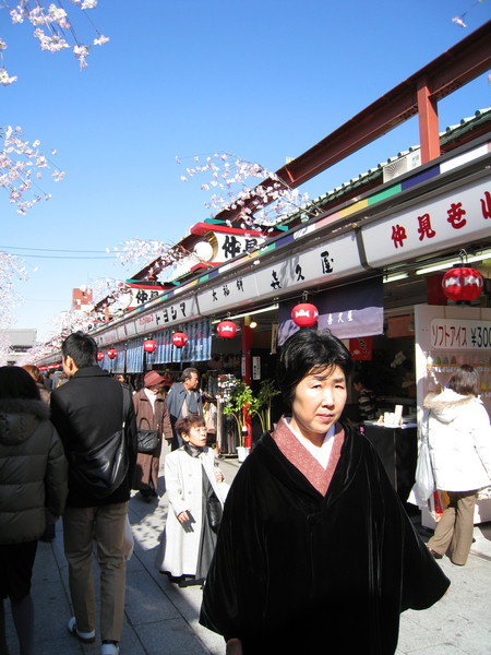 原本只想拍商店街景，和服阿姨卻闖入鏡頭