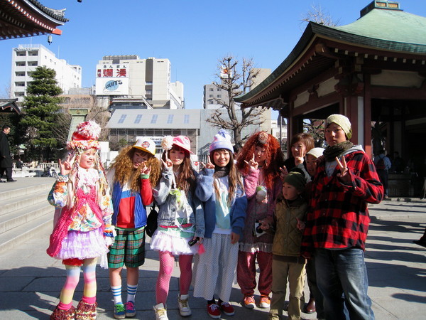 巧遇一群大方讓觀光客拍照的視覺系日本小朋友