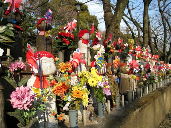 地藏尊前供奉著鮮花、風車或可愛的小衣物