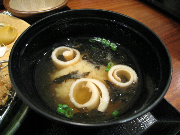 套餐附的海帶芽味噌湯，品質中上，以附湯來說表現不錯啦