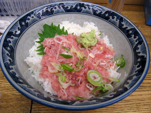 賣相不甚佳的蔥花鮪魚丼