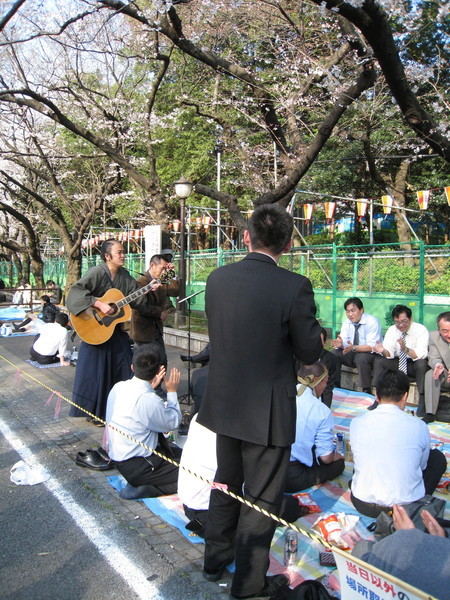 在公園裡繞了好幾個小時，這群上班族竟然還在賞花