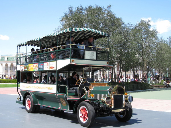 綠色的雙層遊園車