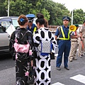 隅田川沿線可賞花火的區域很大，不少人會迷路，幸好到處都是警察