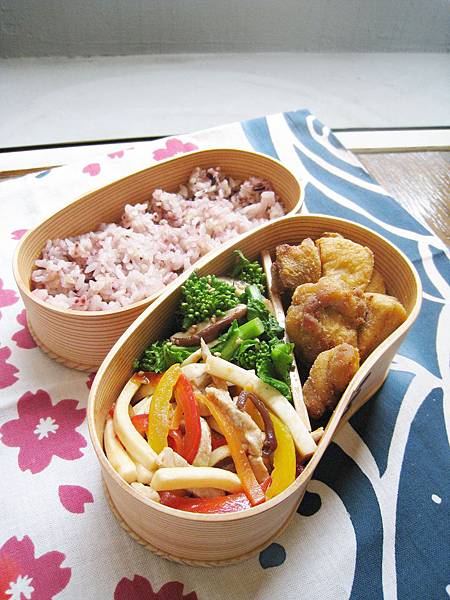 愛妻便當圖解第34發:茭白筍炒肉絲、油菜花炒鮮菇、酥烤日式雞塊、五榖米飯