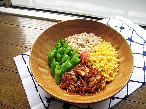 四色そぼろ丼