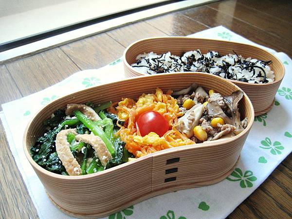 愛妻便當圖解 36 豆皮拌小松菜 胡蘿蔔炒嫩蛋 舞茸玉米炒肉末 羊栖菜香菇芝麻拌飯 酪梨壽司的日記 痞客邦